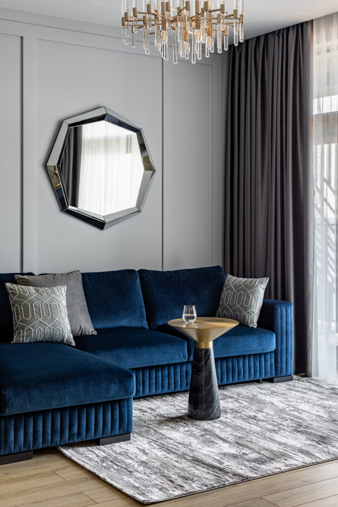 Угол гостиной в дизайне апартаментов в Светлогорске с элементами soft luxury