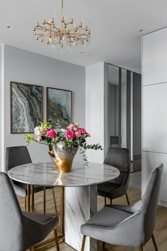 Обеденная зона в интерьере апартаментов в Светлогорске в стиле contemporary luxury