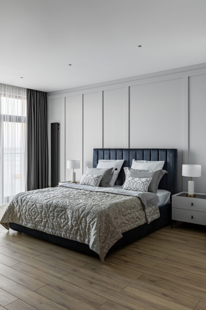 Современная спальня в стиле soft luxury в апартаментах у Балтийского моря